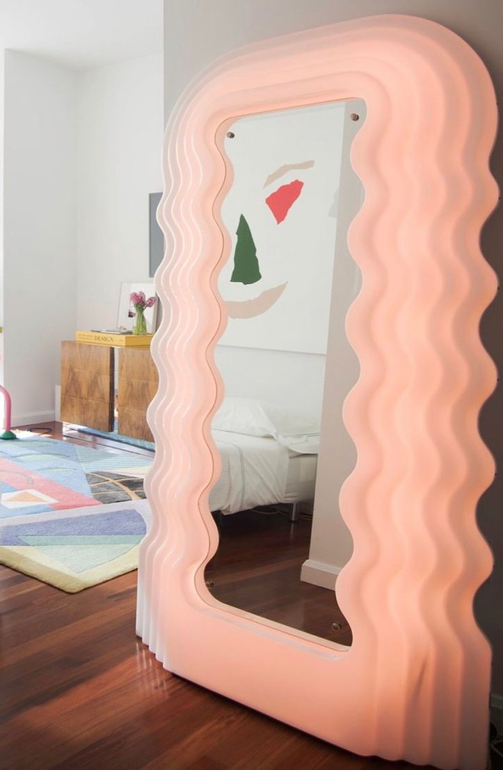 Ultrafragola Mirror by Ettore Sottsass - Neon pink glow